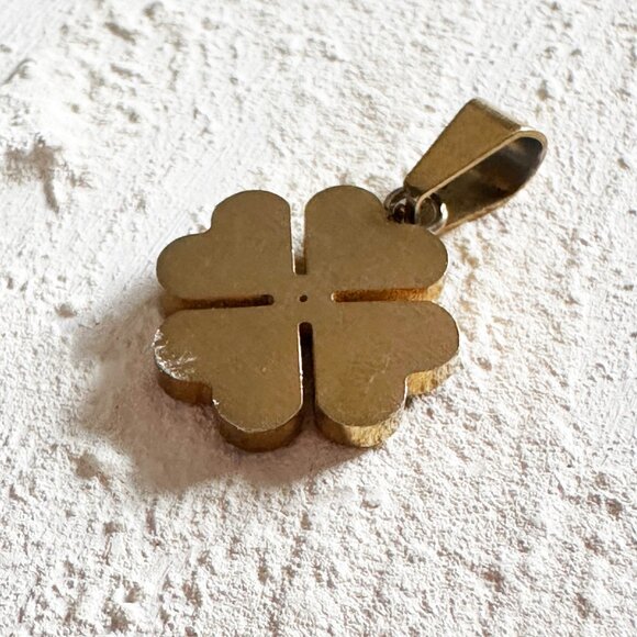 Leaf lucky clover enamel charm - Picture 4 of 4
